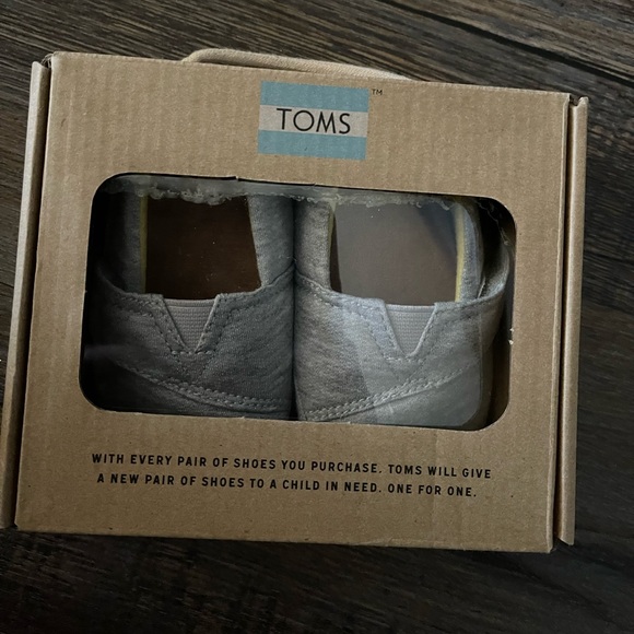 Toms - Picture 1 of 5